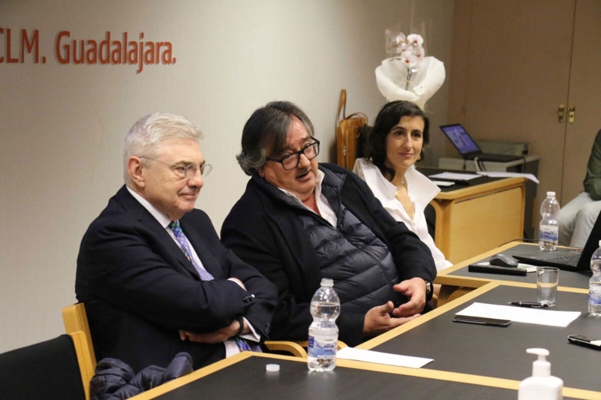 nina arcas presenta en el coacm su libro guadalajara desnuda